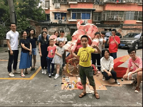 乐社区有一群会做旧衣改造的热心街坊AG真人百家乐衣物新生助力环保 怡(图3)
