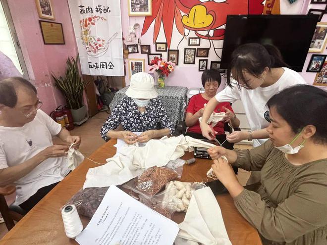 乐社区有一群会做旧衣改造的热心街坊AG真人百家乐衣物新生助力环保 怡(图4)