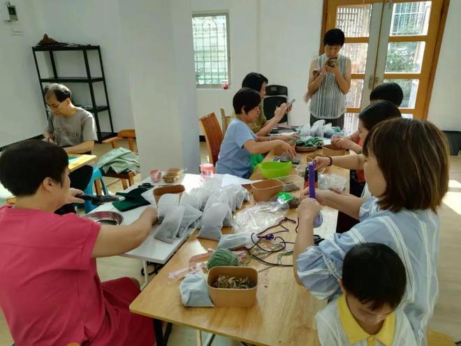 乐社区有一群会做旧衣改造的热心街坊AG真人百家乐衣物新生助力环保 怡(图6)
