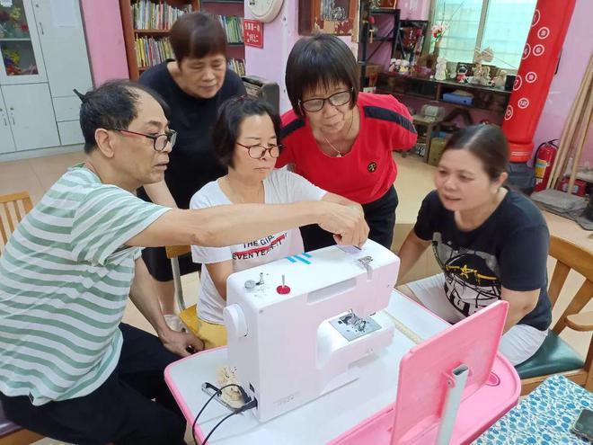 乐社区有一群会做旧衣改造的热心街坊AG真人百家乐衣物新生助力环保 怡(图9)