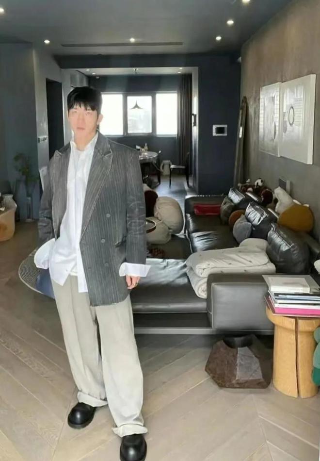 火了：全屋水泥墙竟没有丝毫俗气好高级AG真人地址34岁井柏然在北京的家(图5)