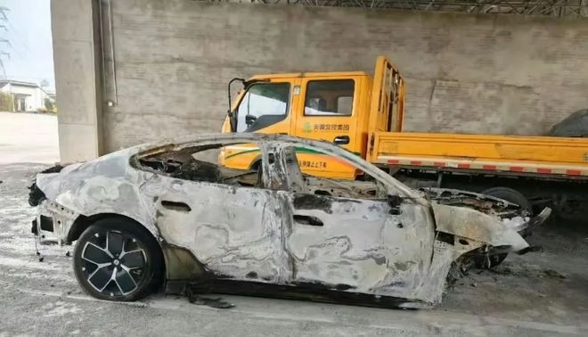 门锁死”？业内人士：出现这种情况有两种可能AG真人澳门百家家乐小米SU7事故时疑“车(图1)